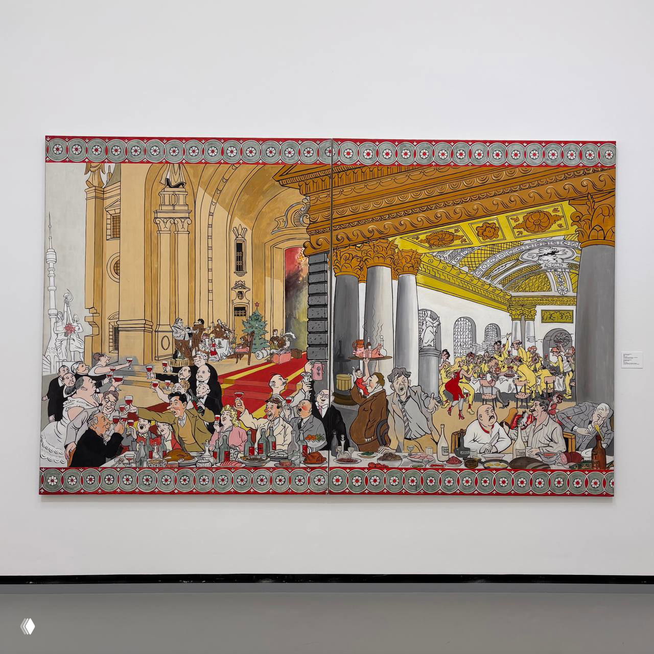 Большая панельная живопись-комикс в тёплой цветовой гамме: множество персонажей за столами, архитектурные элементы и насыщенная сценография в зале МАММ.
