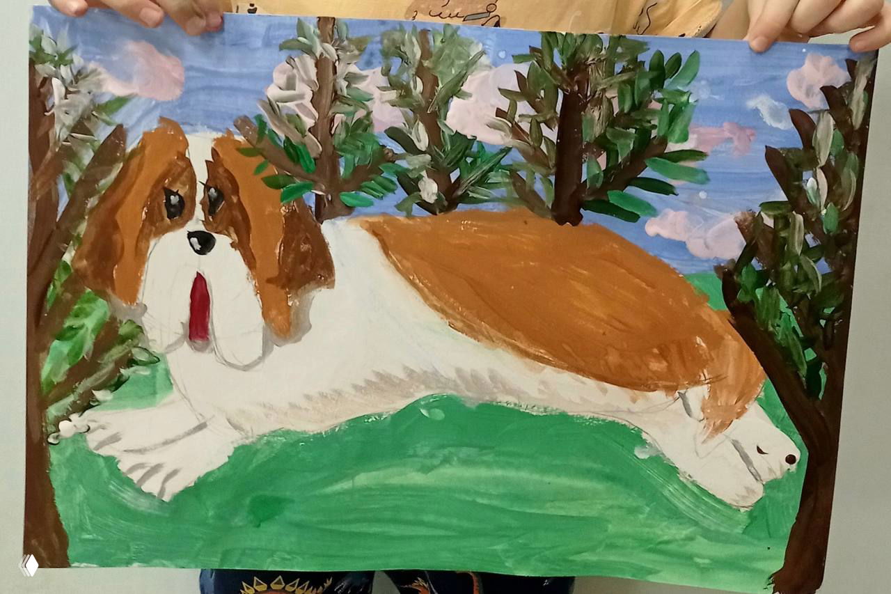 Яркая гуашевая работа ребенка: сенбернар в лежащей позе на зелёном фоне, выполненная по образцу учителя, держит плакат ребёнок.