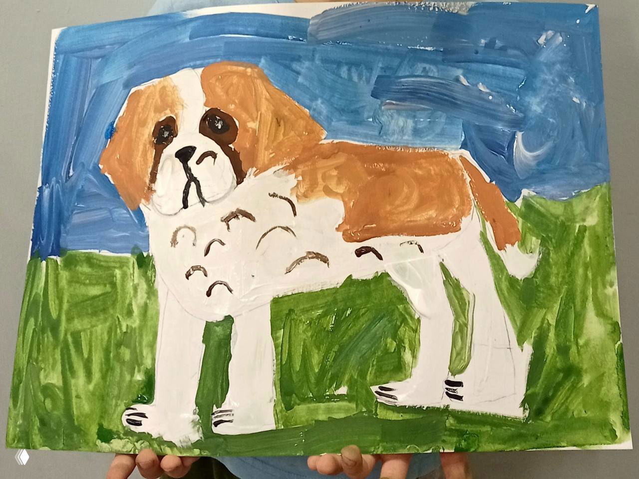 Картина ребёнка с крупным стоящим сенбернаром: белые и коричневые пятна, простая графика лап и морды, детская интерпретация образа.