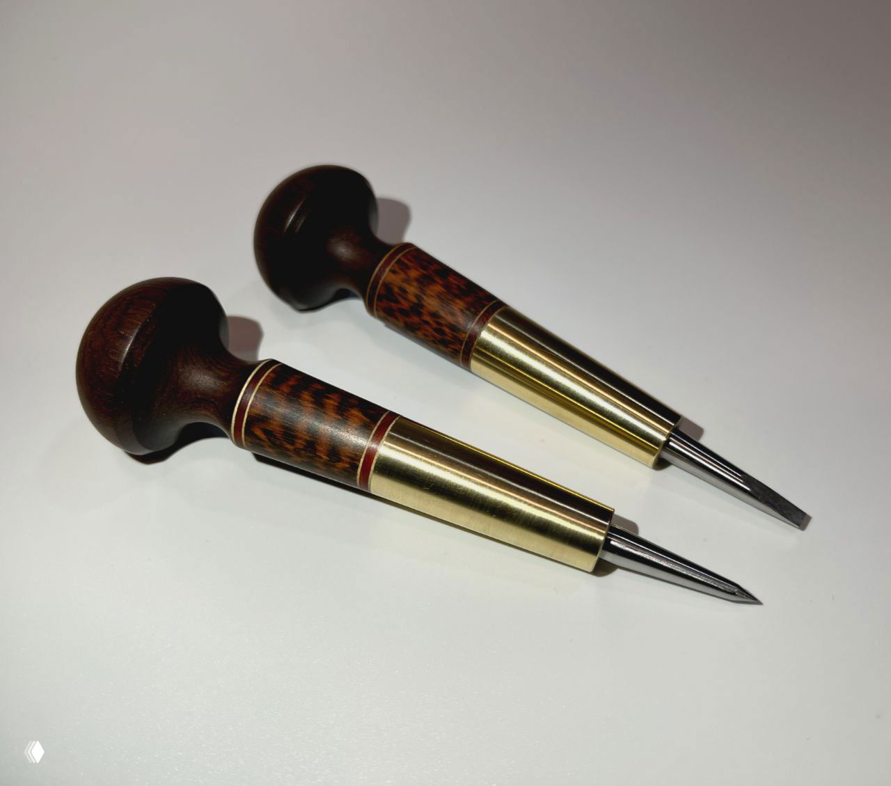 Фотография реальных деревянных ручек-инструментов на белом фоне для сравнения с вьюпортным изображением и демонстрации текстур и отделки.
