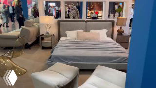Стенд с мебелью: кровать и мягкая обстановка в шоуруме выставки, демо-образец домашней мебели и уютная презентация.