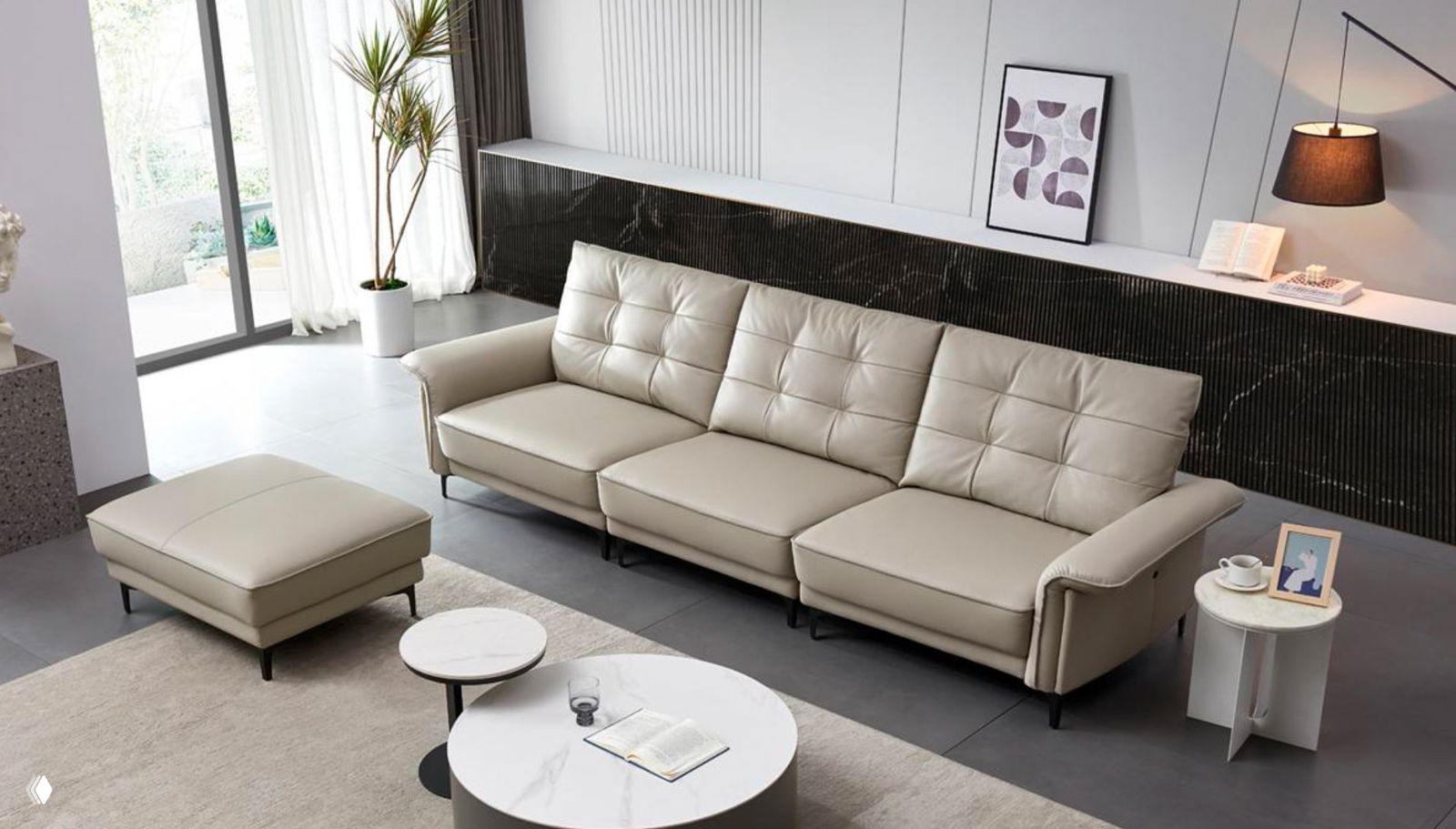 Бежевый кожаный диван в современной гостиной с пуфом и журнальными столиками; вид спереди, демонстрируются форма и обивка для покупателя.