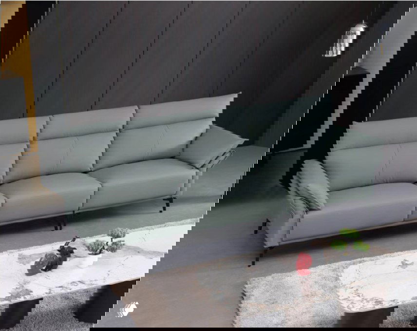 Трёхместный светло-зелёный диван в современной гостиной: вид в полный рост, акцент на форму, сиденья и обивку.