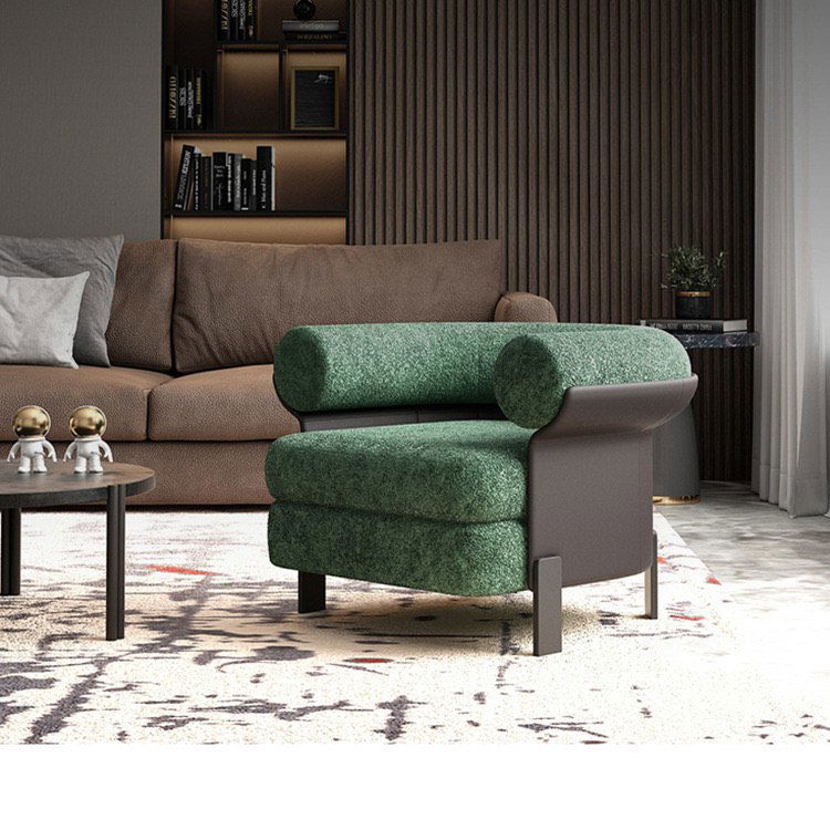 Современное зелёное кресло в гостиной на фоне дивана: текстурная обивка, деревянная рама и титановые ножки в интерьерном контексте.