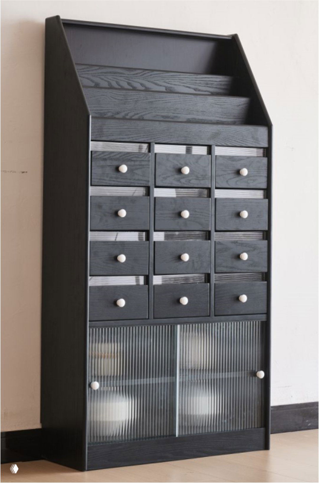 Тёмный комод из массива дуба с множеством выдвижных ящиков и рифлёными стеклянными дверцами в нижней части, фото товара.