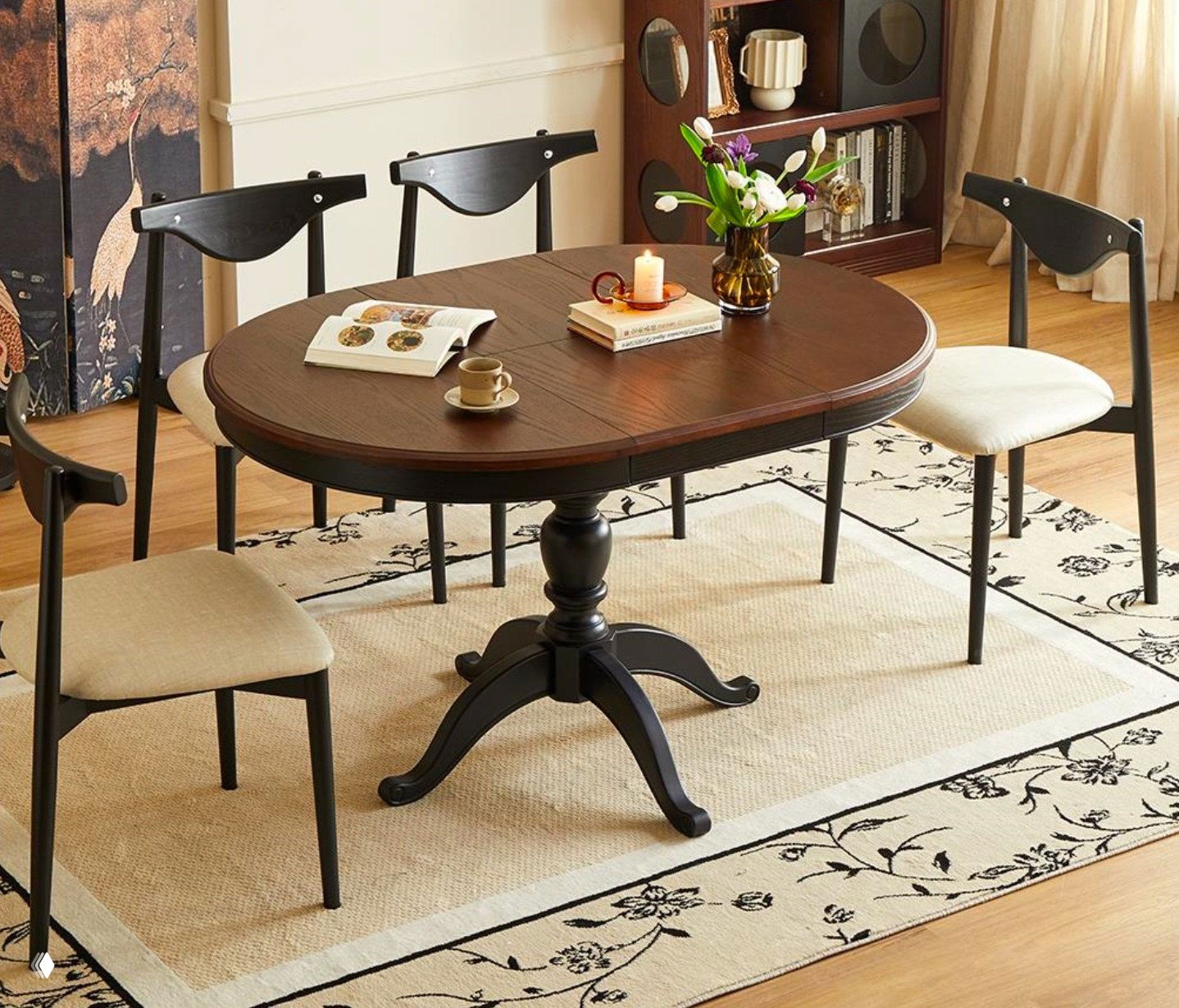 Обеденный раздвижной стол из массива дуба в интерьере: тёмная овальная столешница, ножка-пьедестал, стулья, ваза с цветами и ковер.