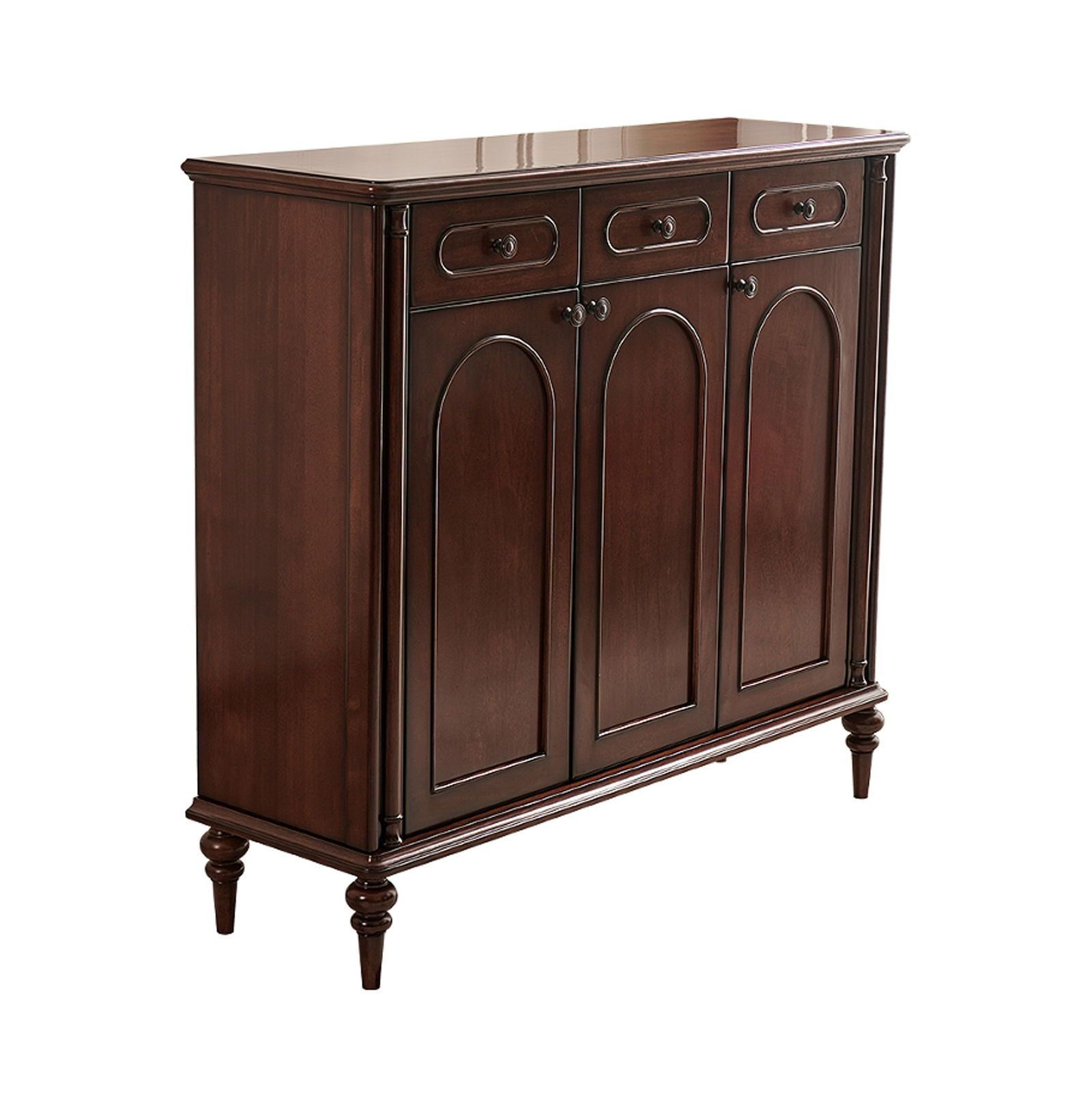 Крупный план шкафа для обуви из массива дуба тёмно-коричневого цвета, три дверцы с арочными панелями и декоративные ножки