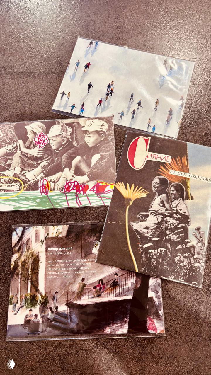 Разложенные открытки из книжного: коллажные и иллюстративные карточки, включая мотив «вивир аль диа» и рукописные надписи, выбор автора поста.