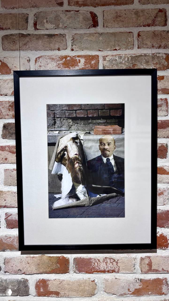 Оформленная рамка с портретной фотографией на кирпичной стене в экспозиции Тофика Шахвердиева, музейный интерьер и экспозиционная подача.