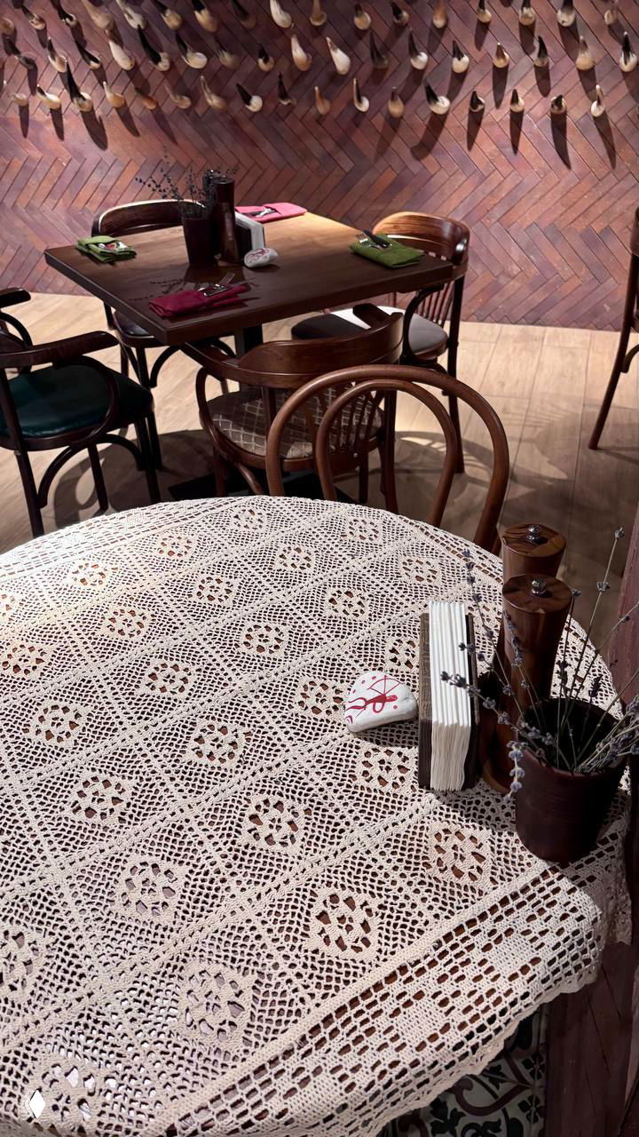 Две тарелки с холодным салатом из ягод и слайсами миндаля, сверху листья базилика — яркая подача десертно‑салатного блюда.