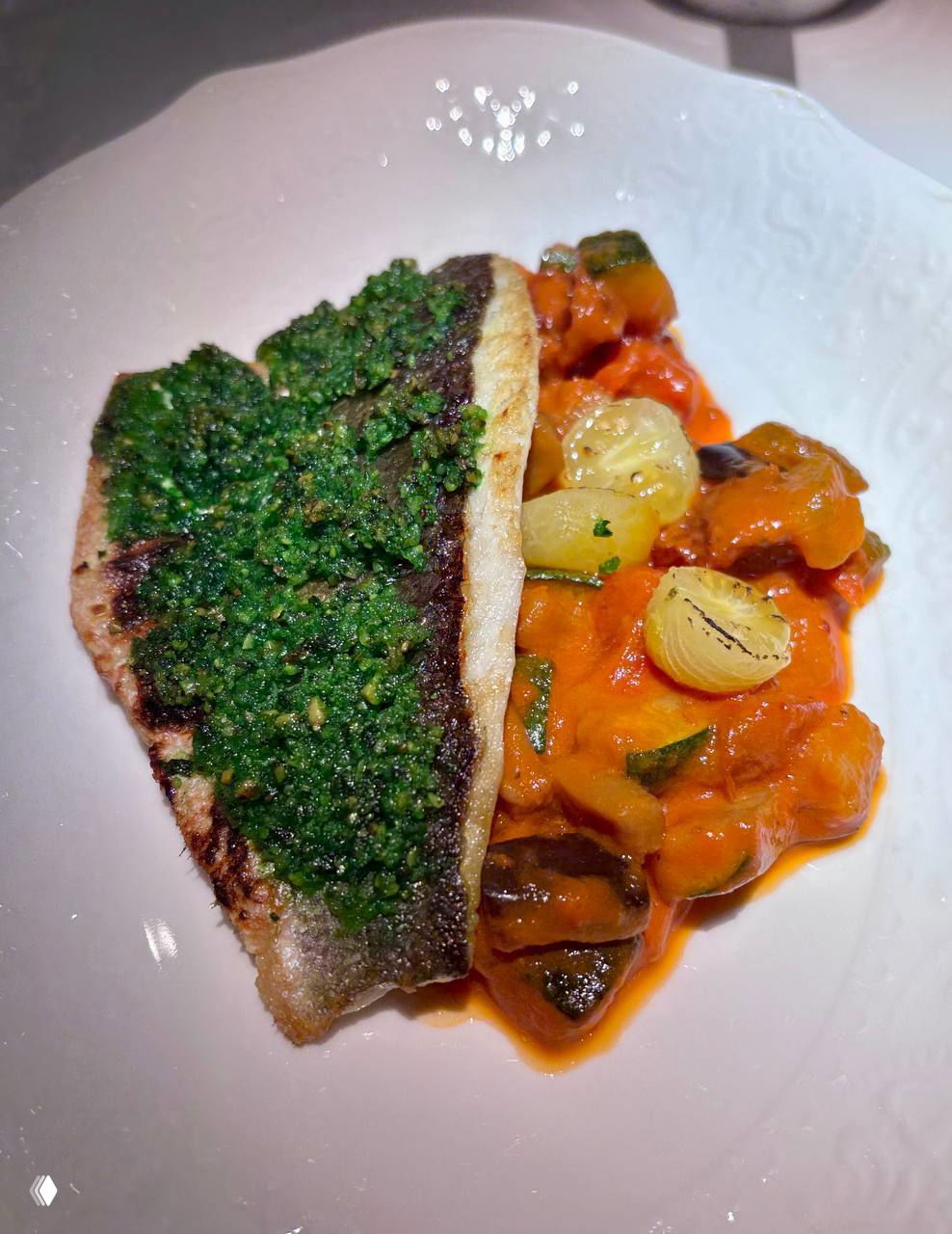 Свежий зелёный салат с ломтиками авокадо, нашинкованной капустой и посыпкой из семечек в глубокой белой тарелке — хрустящая и лёгкая подача.