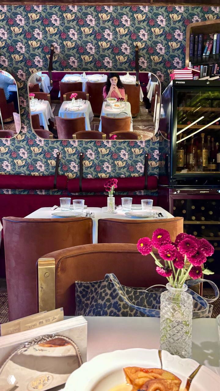 Обжаренное филе рыбы с хрустящей зелёной корочкой из трав и песто, рядом овощное рагу в насыщенном томатном соусе — яркая ресторанная тарелка.