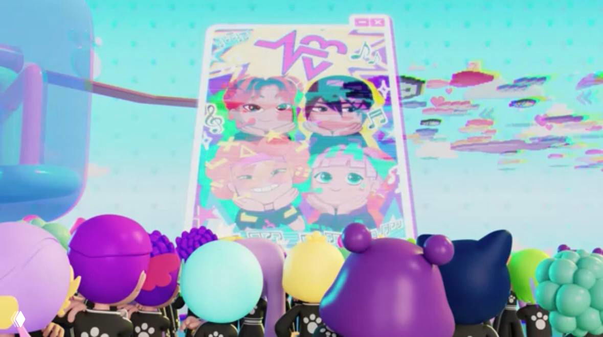 Заснятая сцена со зрителями, большой рекламный плакат с героями на фоне и разноцветная толпа — панорамный кадр из анимационного эпизода.