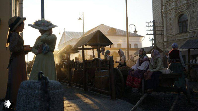 Утренний рыночный ряд в стиле постановочной ретроспективы: фигуры в исторических костюмах и мягкий золотистый свет