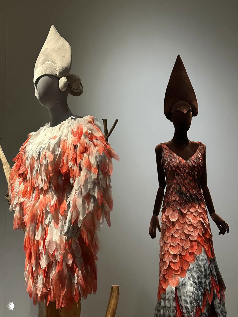 Нежные перламутровые и жемчужные элементы, манекены, окружённые нитями бус и подвесных украшений — тонкая декоративная отделка экспозиции.