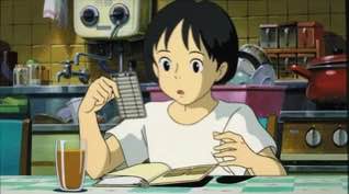 Девочка за столом в кухонной обстановке ест и смотрит на еду — бытовая сцена с деталями сервировки и домашней атмосферой, натуралистичная повседневность.