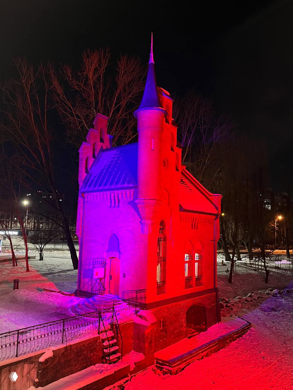 Домик смотрителя Высокого моста — вечерний вид