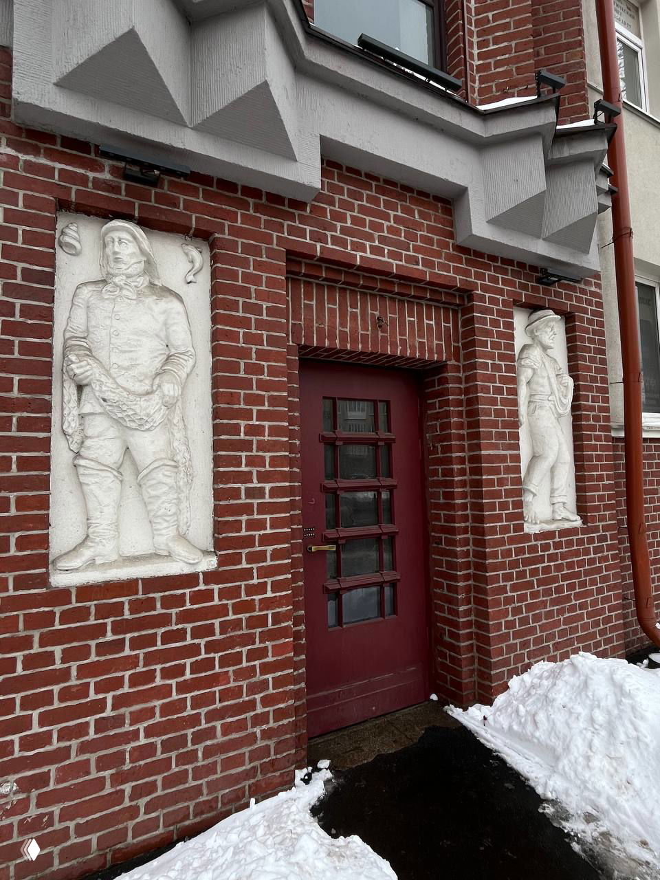 Барельефы на доме №20–24 по улице Озерова