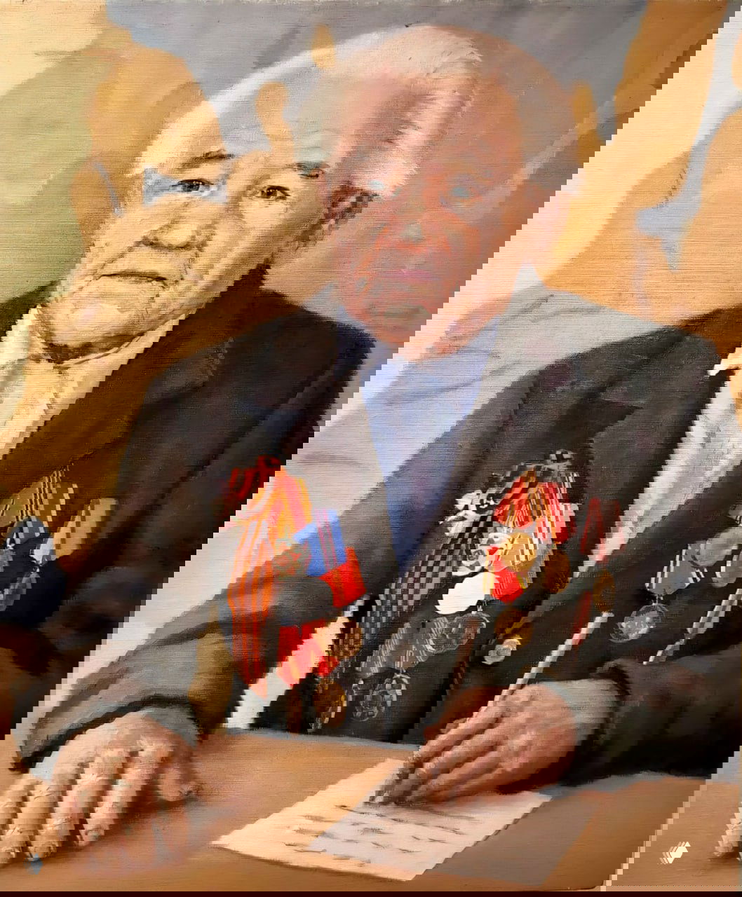 Портретный образ пожилого ветерана в тёплой палитре: мужчина в пиджаке с множеством медалей пишет письмо — тема памяти и поколения.