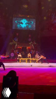 Кадр из видео: акробаты Generation X team исполняют сцену на дорожке в цирке, видна дорожка и группа артистов в движении на арене.