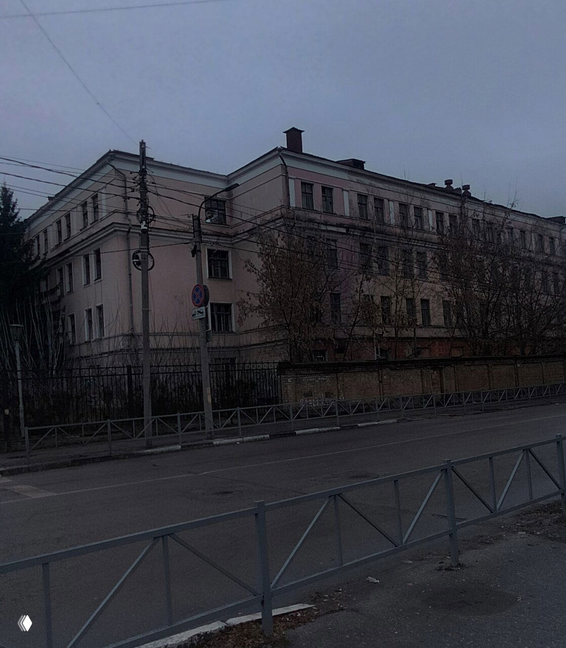 Фасад исторического корпуса бывшего военного училища связи в Рязани на ул. Каширина, вид с дороги и ограждением