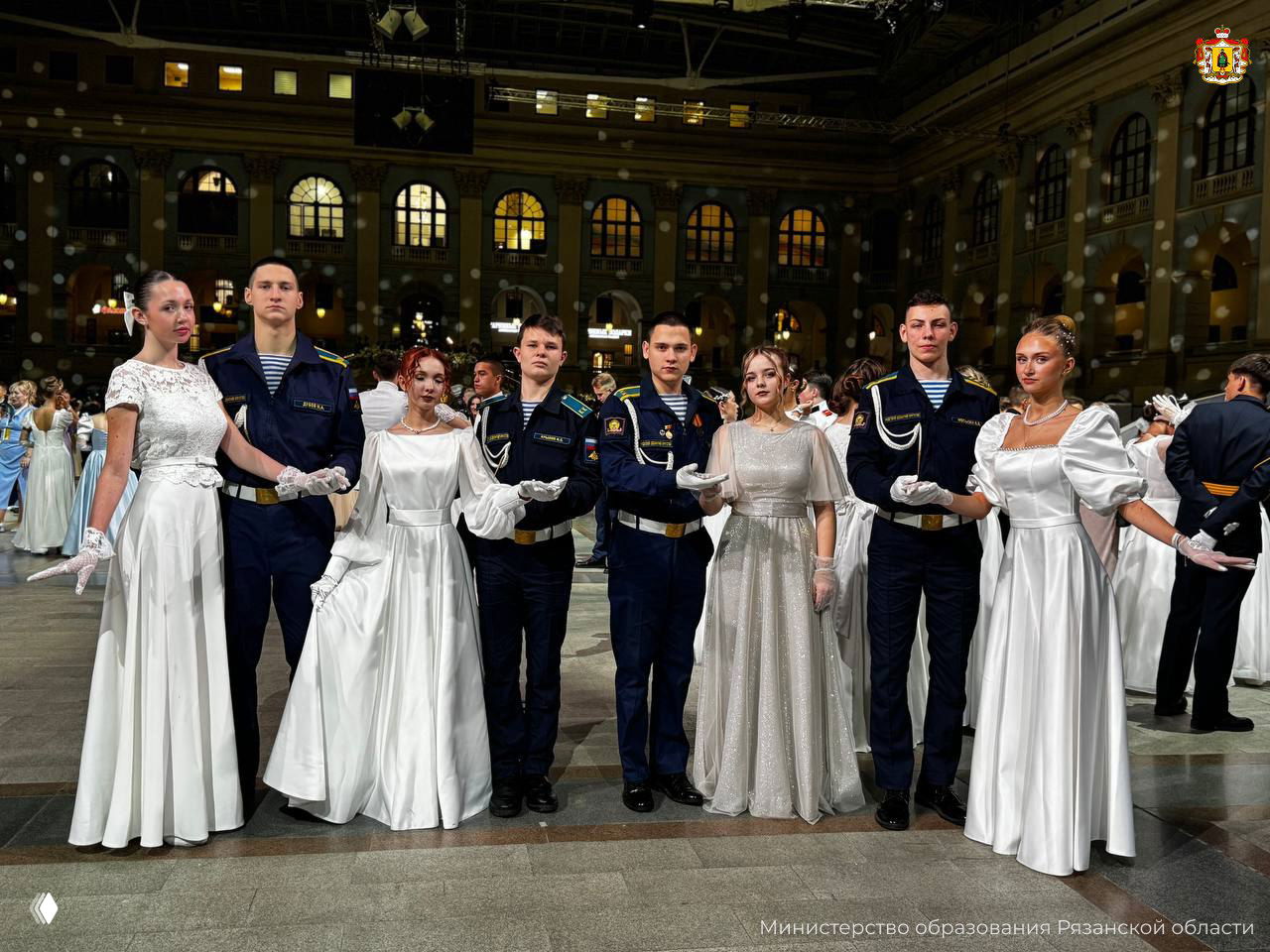Рязанские кадеты в форме ВДВ со спутницами в бальных белых платьях на торжественном Международном Кремлёвском кадетском балу в Москве.