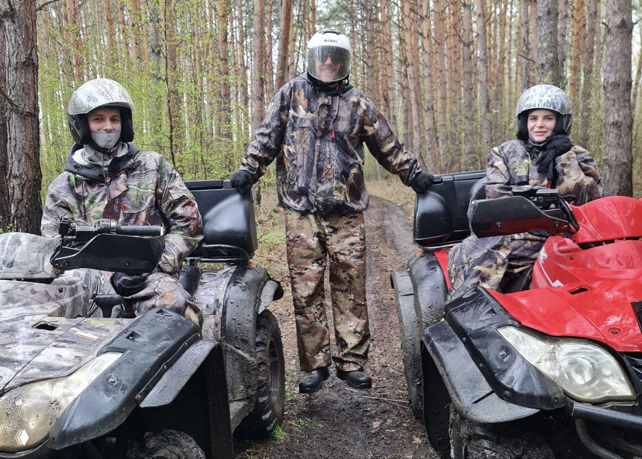 Три квадроцикла и несколько участников на лесной тропе в холодную пору, экипировка в камуфляже, техника покрыта грязью — реалистичный кадр приключенческих поездок проката.