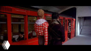 Кадр из фильма: сцена дефиле в вагоне метро, напоминание о фильме Pret‑a‑porter 1994 года, отсылающее к теме показа Chanel в метрополитене.