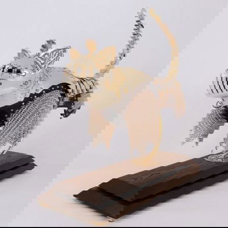 Миниатюрная броня в виде кошки с маской и кольчужными элементами на подставке — сочетание ювелирной работы и фантазийного дизайна.