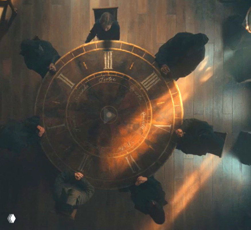 Вид сверху на круглый стол с изображением часового циферблата: несколько фигур вокруг, тёплый свет и мистическая композиция сцены.
