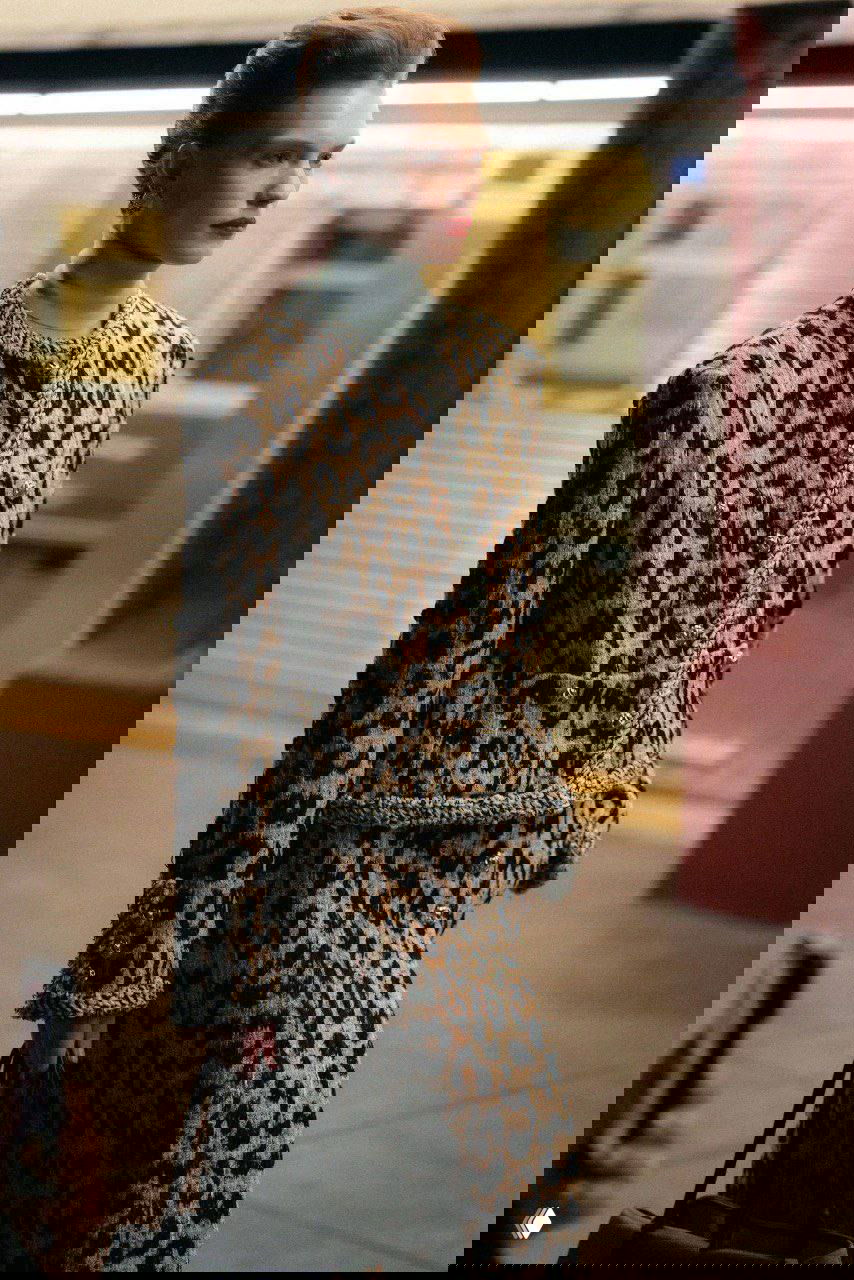 Модель в леопардовом твиде идет по платформе нью-йоркской станции метро, сочетание традиционного шанельного кроя и дикой фактуры привлекает внимание.