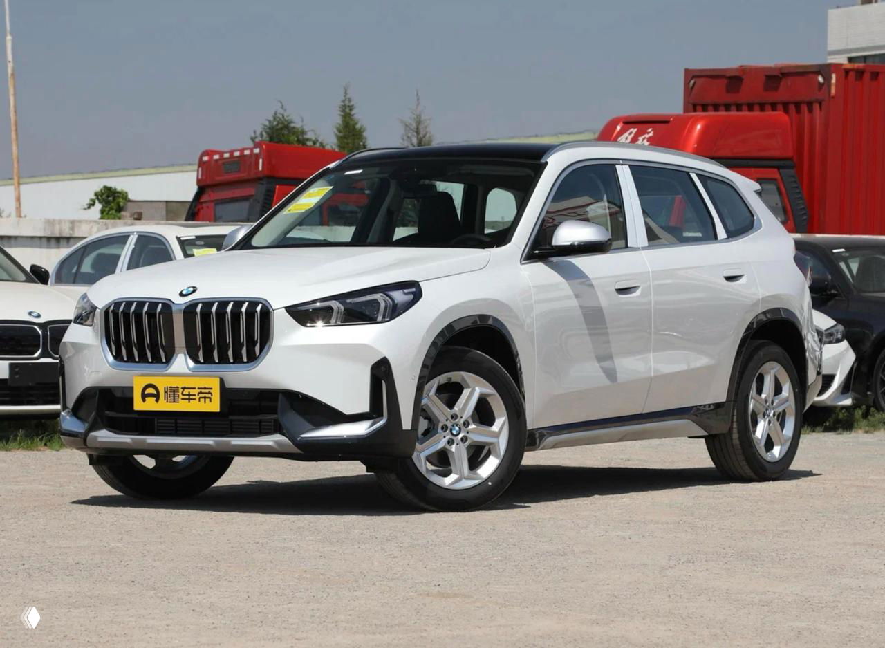 Белый BMW X1 на стоянке с заводскими колёсами, вид сбоку — контекст выбора дисков для будущего автопутешествия и сравнения стилей.