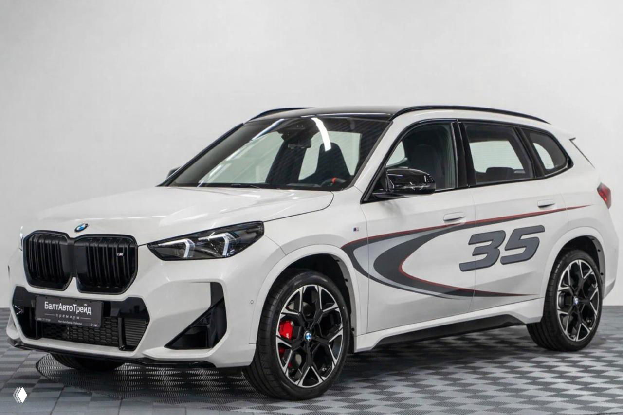 Пример белого кроссовера BMW X2 с раллийными наклейками и номером 35, демонстрация возможного брендинга кузова и стиля