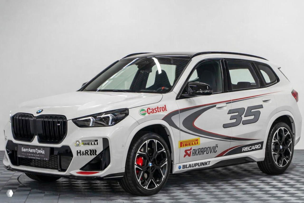 Белый кроссовер BMW X2 с сдержанным полосатым рисунком и номером 35, демонстрация более минималистичного подхода к оклейке